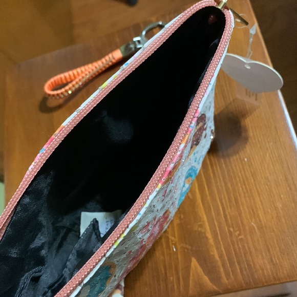 IM❤️Accessories- Sparkly Doughnut Make Up Bag with Keychain - Picture 2 of 7
